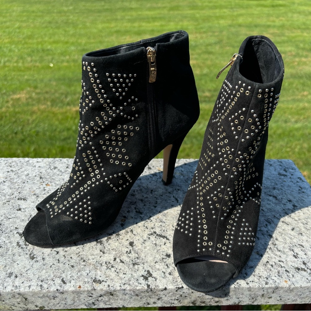 VINCE CAMUTO KANSTER SIZE 10 STUDDED BOOTIES
